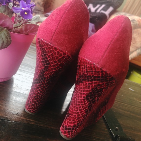 RED Velvet Snake Skin Pattern Wedges Heels 🐍❣️ - Picture 5 of 10